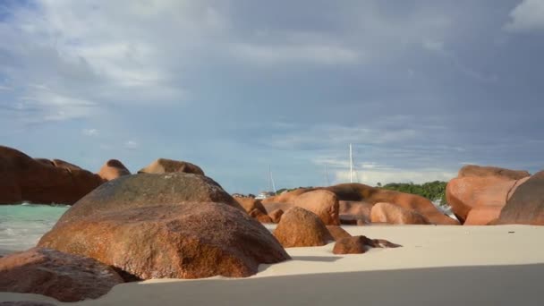 セイシェル。プララン島。インド洋に位置する島の自然の素晴らしい眺め。ロッキー・ショアトロピカルアイランドラグジュアリーバケーション. — ストック動画