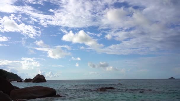 Seychellen. Praslin Island. atemberaubende Aussicht auf die Natur der Insel im Indischen Ozean. felsiges Ufer. Luxusurlaub auf tropischen Inseln. — Stockvideo