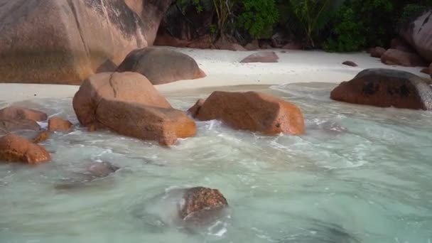 Seychelles. La isla Praslin. Increíble vista de la naturaleza de la isla situada en el Océano Índico. Orilla rocosa. Isla tropical vacaciones de lujo . — Vídeo de stock