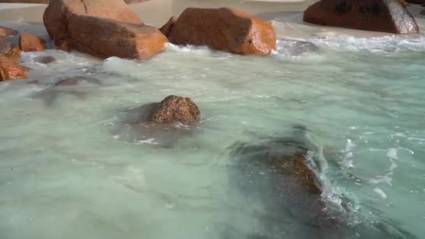 Seychelles. La isla Praslin. Las olas rodan sobre las piedras grandes. Vacaciones de lujo en la isla tropical. Turismo, relax, vacaciones, concepto de viaje . — Vídeo de stock