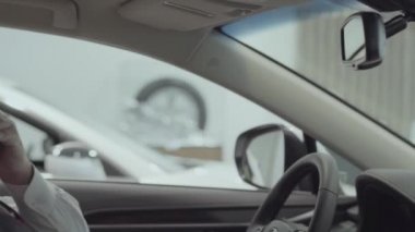Araç içinde oturan portre çekici başarılı sakallı adam ve araç Bayilik yeni satın otomatik inceler. Araba showroom. Reklam konsepti.