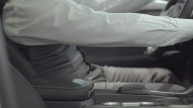 Araç içinde oturan tanınmayan başarılı adam ve araç Bayilik yeni satın otomatik inceler. Araba showroom. Reklam konsepti.