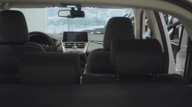 Portre çekici kendine güvenen sakallı işadamı araç oturur ve yeni otomobil Bayilik satın otomatik inceler. Araba showroom. Reklam konsepti.