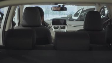 Araç içinde oturan portre çekici emin sakallı işadamı ve araba bayisinden yeni satın otomatik inceler. Araba showroom. Reklam konsepti.