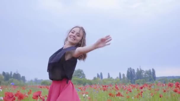 Menina bonita correndo e dançando em um campo de papoula sorrindo feliz. Conexão com a natureza. Lazer na natureza. Papoilas florescentes. Liberdade . — Vídeo de Stock