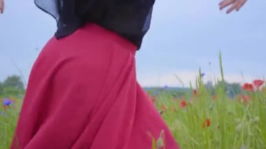 Tanınmaz genç ince kız mutlu bir haşhaş alanında dönen ve dans. Doğayla bağlantı. Özgür ruh, duygular, tutku. Açık havada boş zaman, yaz eğlencesi