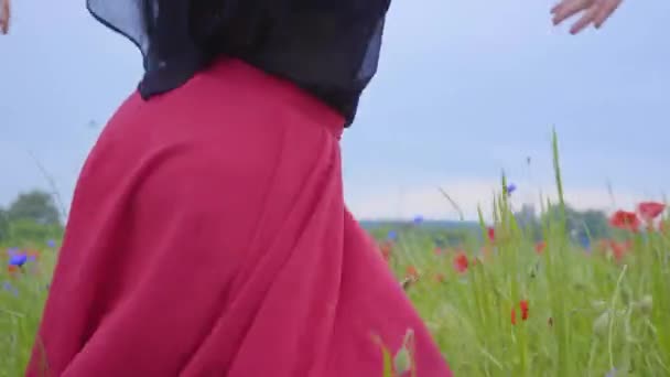 Chica flaca irreconocible girando y bailando en un campo de amapola felizmente. Conexión con la naturaleza. Espíritu libre, emociones, pasión. Ocio al aire libre, diversión veraniega — Vídeos de Stock