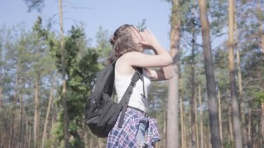 Genç kadın ormanda kaybolur, o yardım çağrısında, ağzına yakın el ele tutuşarak. Kız umutsuzluk içinde, ormanda yalnız.