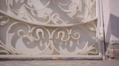 Kapı açılışı ve pozitif genç kadın ve erkek evin verandada dans. Çift birlikte ev temizliği. Mutlu rutin bir hayat. Ev işleri ve temizlik hizmeti konsepti.