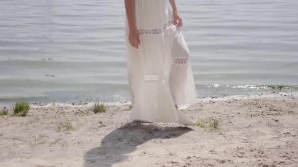 Félreismert lány visel hosszú, fehér nyári divat ruha állt a folyón. Szabadidő csinos nő a szabadban. — Stock videók