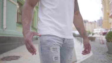 Orta Doğulu erkek ve Beyaz kadın şehir arka plan yakın çekim önünde el sıkışma. Aşk, arkadaşlık, farklı ırkların romantik ilişkisi. Yavaş çekim.