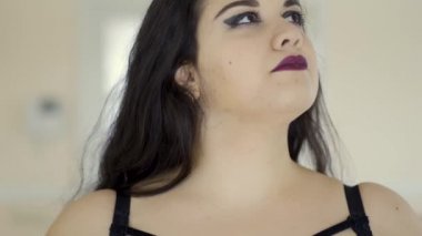 Siyah dantel sütyen dokunmadan çekici kız yakın çekim portre. Bir şehvetli tombul genç kadın kapalı.