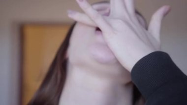 Ağzında bir sürü hap olan kötü görünümlü kadın yakın çekim. Sorunlu gençler. Uyuşturucu bağımlılığı.