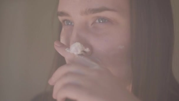 Primer plano de una joven con el pelo largo oliendo cocaína. La cara femenina está manchada de polvo blanco. El adicto. Adolescentes con problemas. Drogadicción . — Vídeos de Stock