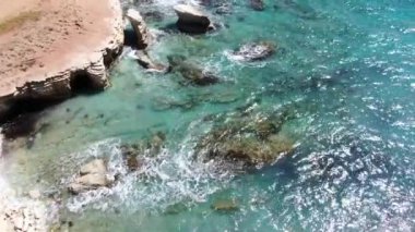 Deniz kıyısı havadan görünümü. Sahil şeridinde uçuyor. Manzara. Akdeniz ve sahil. Kıbrıs. Şehir tatil köyü. İhA'dan ateş etme.