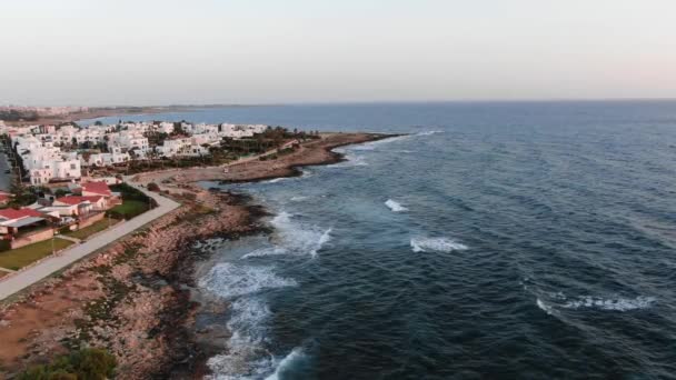 Морського узбережжя з видом на море. Польоти над островом. Краєвид. Середземне море і узбережжя. Кіпр. City Resort. Точка зору на Кіпрі. — стокове відео