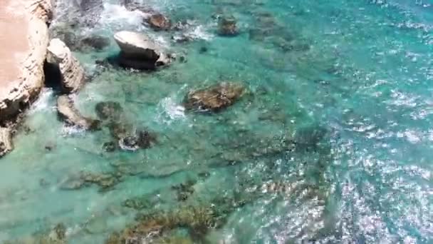 Vídeo de arriba. Vista aérea de la costa marina. Volando sobre la costa. Paisaje. Mar Mediterráneo y la costa. Chipre. Centro turístico. Disparando desde el dron . — Vídeos de Stock