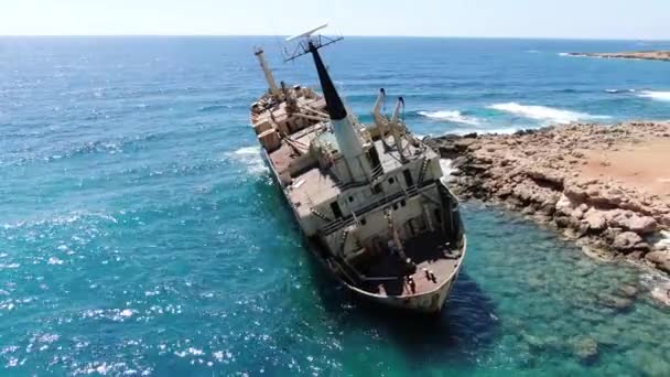 Vídeo de cima. Vista aérea da costa do mar. Voando sobre a costa com navio quebrado. Mar Mediterrâneo e costa. A disparar do drone. Chipre . — Vídeo de Stock