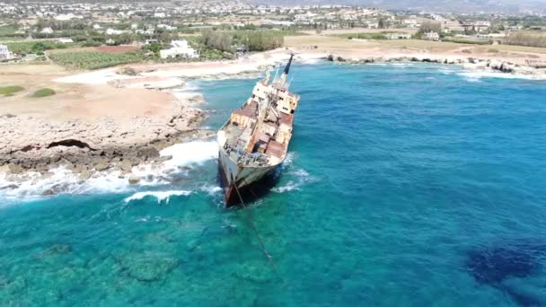 Video dall'alto. Vista aerea della costa del mare. Sorvolando la costa con una nave rotta. Mare Mediterraneo e costa. Sparatoria dal drone. Cipro . — Video Stock