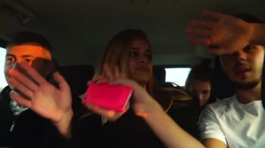 Komik arkadaşlar dans ve tatile sürüş büyük araba deli gibi şarkı. Kıbrıs.