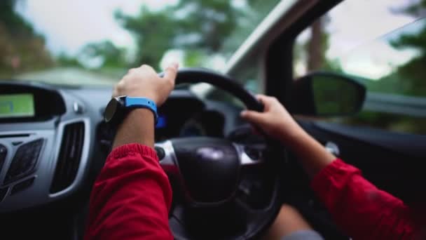 Manlig chaufför som kör en bil med en vänstermanövrerad ratt i landet med vänstertrafik. Närbild. Cypern. Slow motion. — Stockvideo