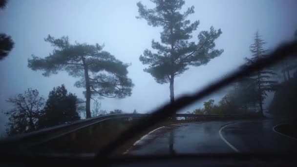 Vista da estrada nebulosa chuvosa com natureza pitoresca de carro de condução ao longo da estrada durante a viagem. Chipre. Movimento lento . — Vídeo de Stock