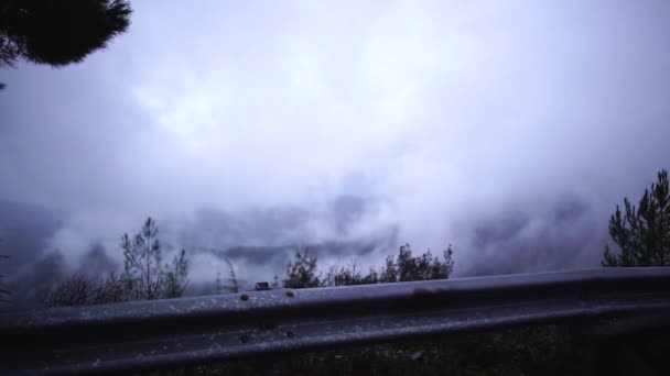 Vista de lluvia niebla pintoresco roas y bosque de vidrio del coche se detuvo en el borde de la carretera. Primer plano. Carretera brumosa. Chipre . — Vídeo de stock