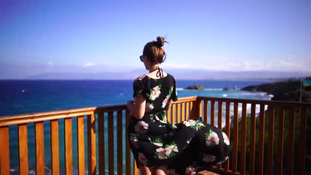 Het meisje op het observatiedek kijkt naar de zee genietend van de schoonheid van de natuur. Cyprus. Slow Motion. — Stockvideo