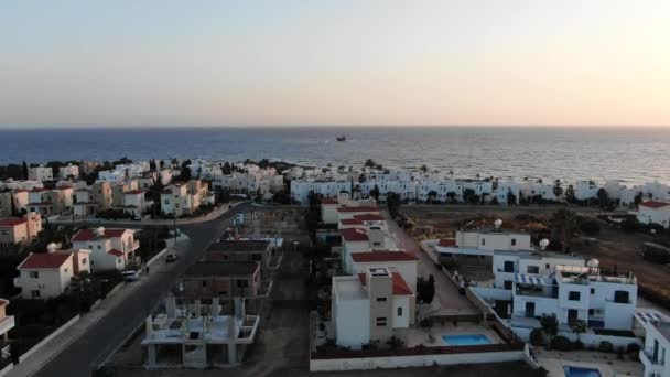 Vista aérea. Voando sobre a ilha. Paisagem. Mar Mediterrâneo e costa. Chipre. Estância. Ponto de vista do drone Chipre . — Vídeo de Stock