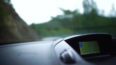 Yolculuk sırasında yol kenarında navigasyon ile sürüş araba pitoresk doğası ile yağmurlu sisli yolun görünümü. Kıbrıs.