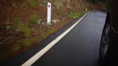 Sol yol trafiği ile ülkede bulutlu bir günde işaretleri boyunca yüksek hızlı bir araba sürüş. Kıbrıs.