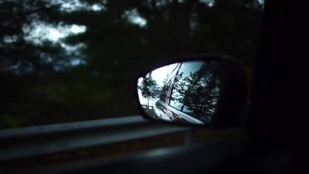 Reflejo de la calle de la tarde en el espejo lateral de un coche en movimiento que conduce en un pequeño pueblo mediterráneo. Carretera brumosa. Viajando. Chipre . — Vídeo de stock