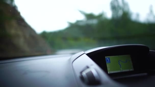 Vista del camino nublado lluvioso con naturaleza pintoresca desde el coche de conducción Con el navegador a lo largo de la carretera durante el viaje. Chipre . — Vídeos de Stock