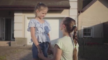 Portre küçük sevimli kız arka bahçesinde açık havada duran annesini öpme. İlişki anne ve kızı. Gerçek mutlu aile.