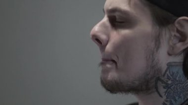 Gözleri kapalı meditasyon bir adamın yüzünün yakın çekim. Maneviyat, büyü, yoga kavramı.