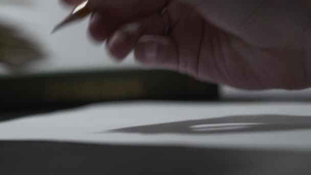 Belle écriture féminine tendre sur les mots vierges en papier à l'aide du crayon. Crayon brun en bois à la main close-up 