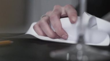 Kızgın adamın elinin yakın çekim bir kağıt parçası buruşturup. Saldırgan adamın zihinsel sorunları var. Tehlike, duygusal istikrarsızlık kavramı