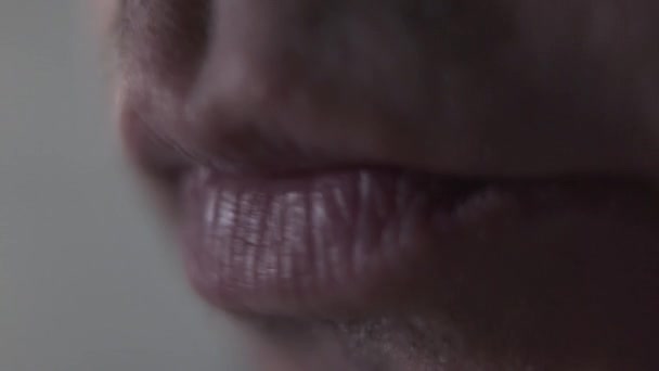 Masticar los labios masculinos de cerca. Parte de la cara . — Vídeo de stock