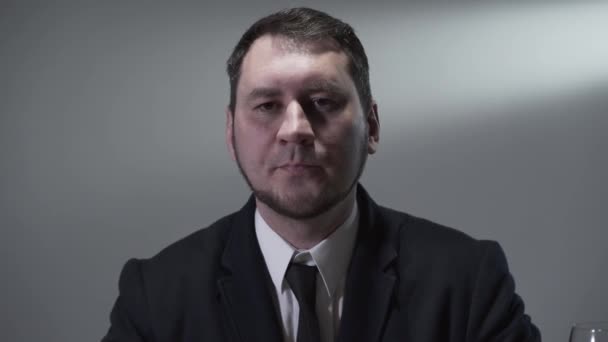 Portret van een zelfverzekerde bebaarde man in een Business-pak die naar de camera kijkt. — Stockvideo