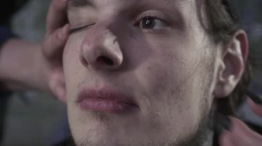 Gotik dövmeler ve oje ile kadın ve erkek elleri önemli ölçüde dokunmadan ve erkek yüzü germe