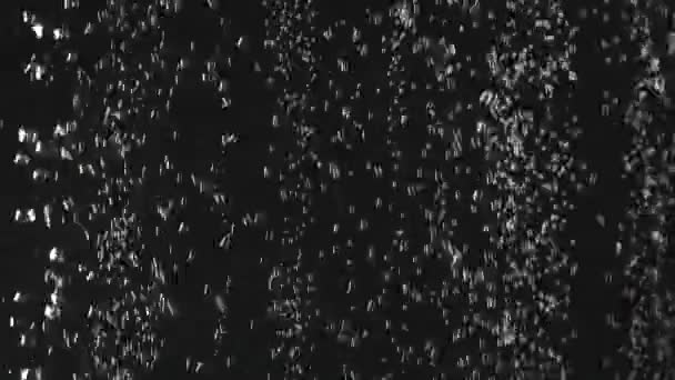 Падаюча свіжа полуниця вливається в ігристу воду на чорному тлі. крупним планом — стокове відео