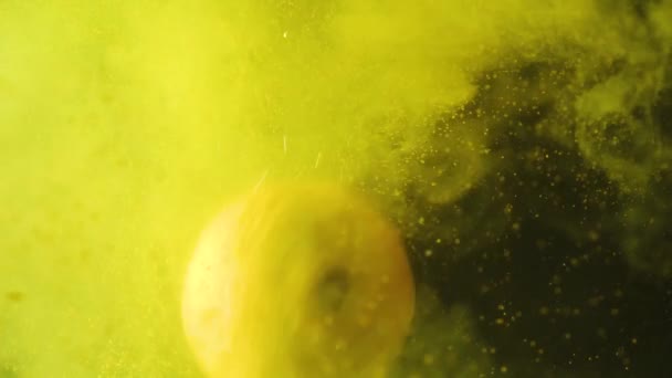 Limón fresco que cae en el agua amarilla con polen sobre fondo negro. Cítricos en el agua. Comida orgánica, estilo de vida saludable, dieta. Concepto de verano. Movimiento lento — Vídeo de stock