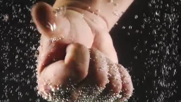 Mano masculina con el pulgar hacia arriba bajo el agua con gas sobre fondo negro. Disparos macro. De cerca. Movimiento lento — Vídeo de stock