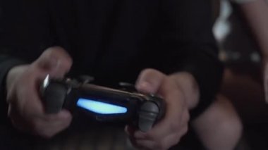 Erkek ve kadın bir joystick yakın çekim ile video oyunu oynuyor. Video oyunu ve eğlence konsepti.