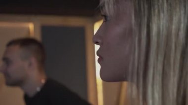 Modern loft kulübünde mükemmel bir ruh hali ile dans video oyunları oynarken akşam eğlenmek onun girlfrend ile Yakışıklı genç adam,