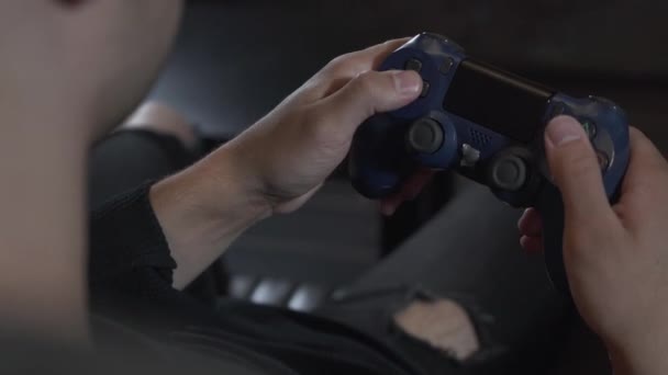 Αρσενικό παίζοντας βίντεο παιχνίδι με ένα joystick close-up. Σχέδιο βιντεοπαιχνιδιών και αναψυχής. — Αρχείο Βίντεο