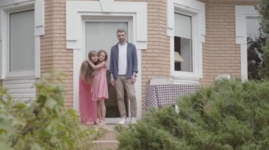 Sevimli bir aile verandada birlikte duruyor. Anne ve baba küçük kızı ve davede öpüşme ve o evden ayrılıyor. Yaz tatili