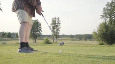 Golf oynamaktan Golf oynarken tanınmayan bir adam. Açık havada rekreasyon ve spor konsepti.