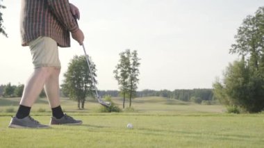 Tanınmayan adam golf sahasında golf oynuyor. Rekreasyon ve spor açık havada kavramı.
