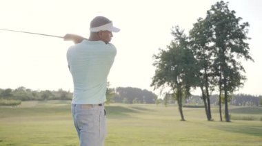 Portre yakışıklı başarılı Orta Doğu golfçü sallanan ve güzel ders Golf topu vurmak. Güneş ışığında ayakta güzel güneşli yaz havalarda kendine güvenen adam Golf.